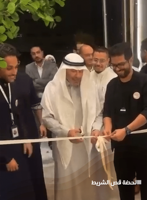 لحظة قص شريط افتتاح مجمع فيدا الطبي